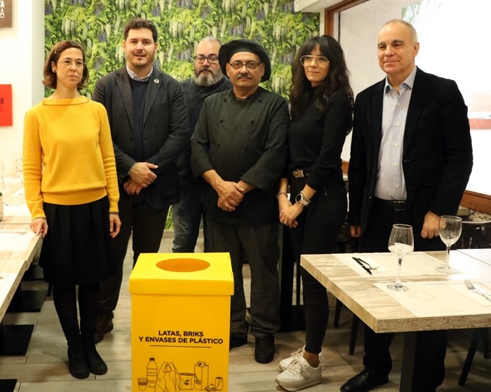 Cerca de 900 comerciantes de 11 municipios participan en una campaña para fomentar el reciclaje de envases.